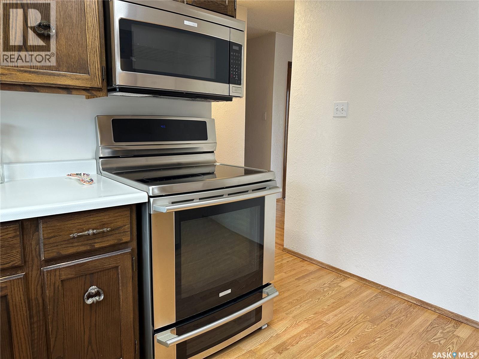 606 Staveley Crescent, Weyburn, SK - Indoor Photo Showing Kitchen
