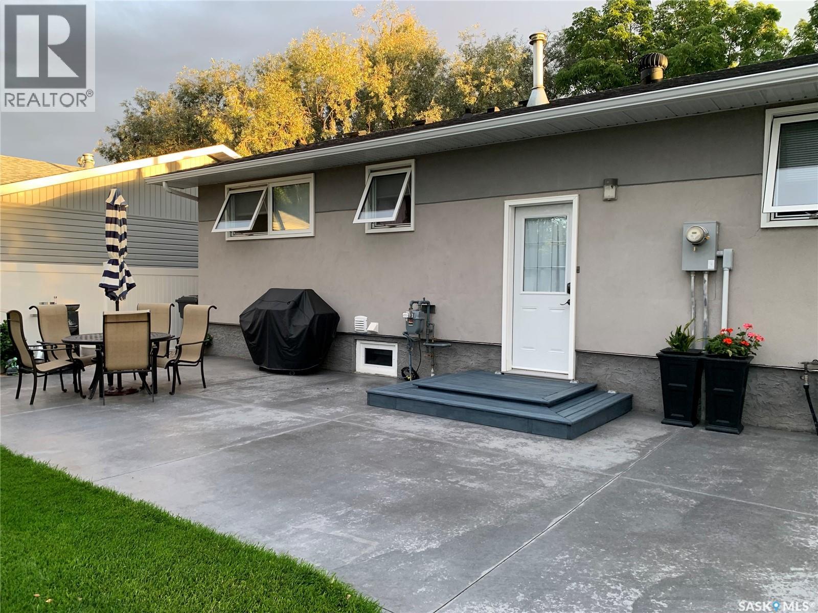 606 Staveley Crescent, Weyburn, SK - Outdoor With Exterior