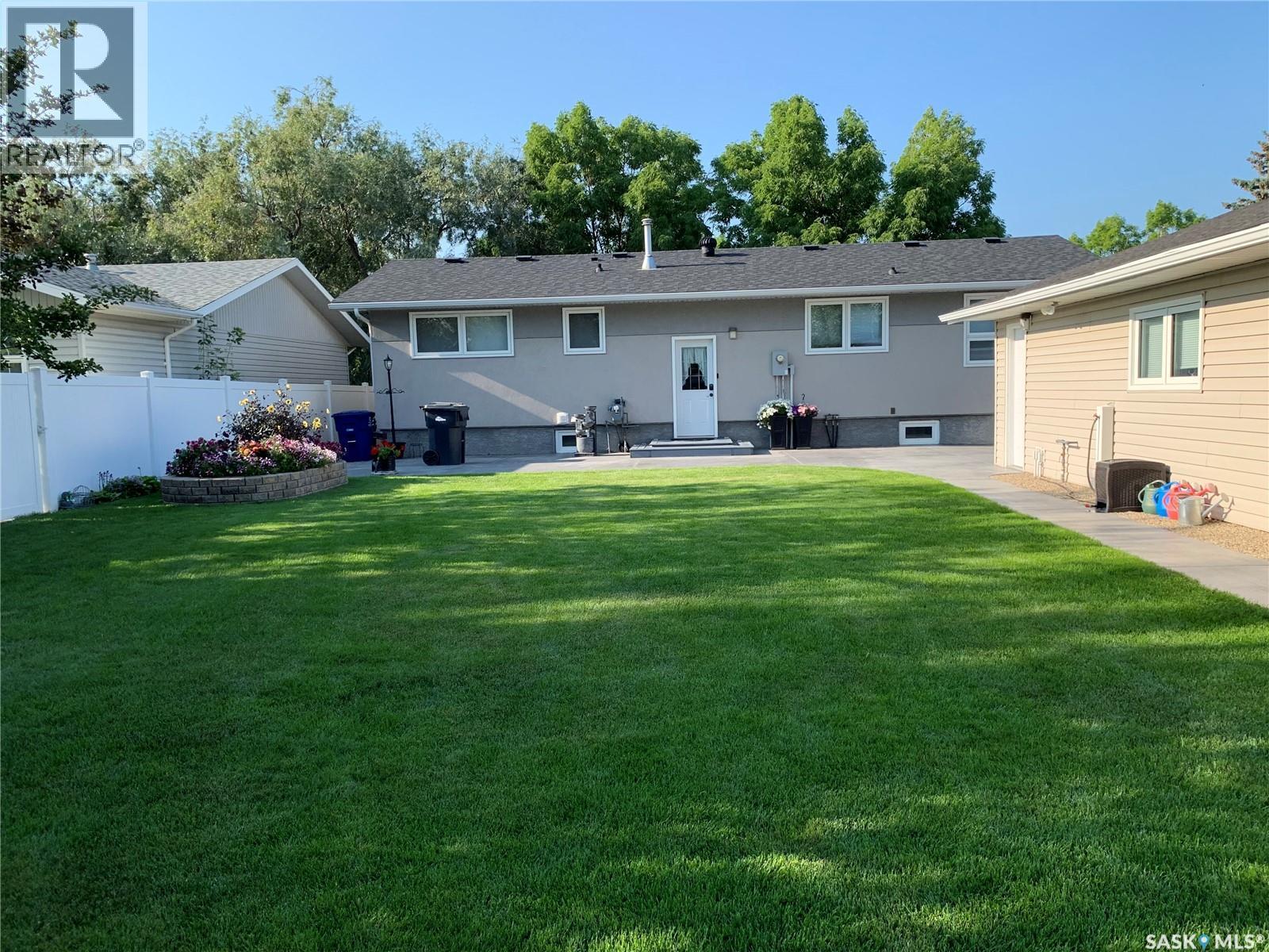 606 Staveley Crescent, Weyburn, SK - Outdoor