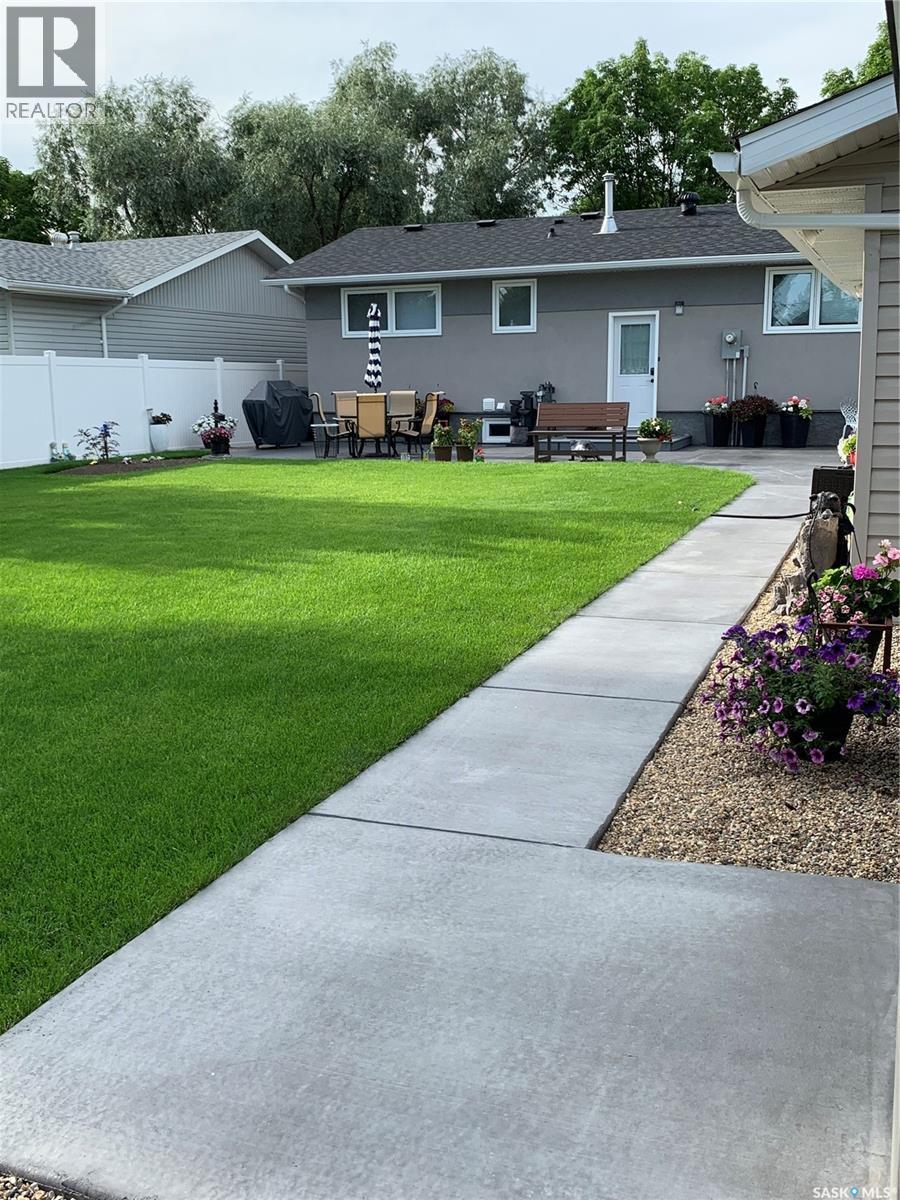 606 Staveley Crescent, Weyburn, SK - Outdoor