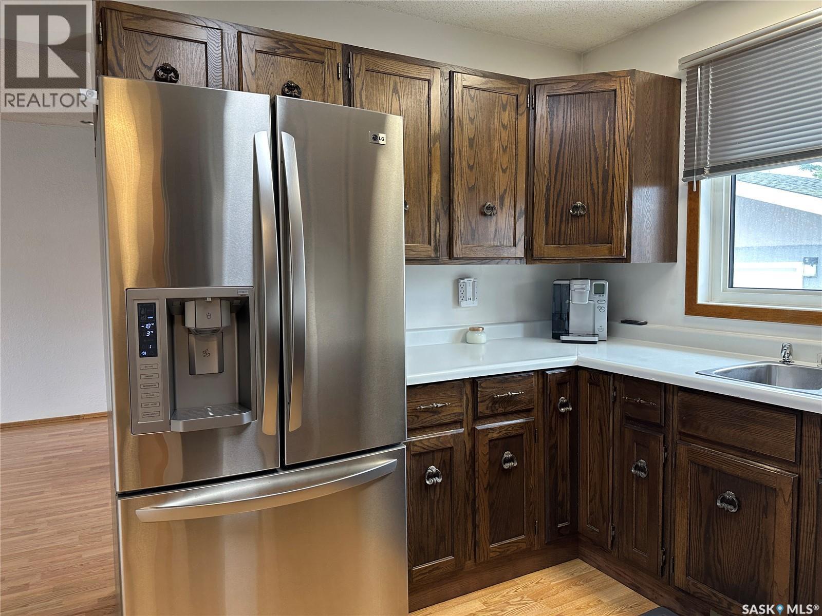 606 Staveley Crescent, Weyburn, SK - Indoor Photo Showing Kitchen
