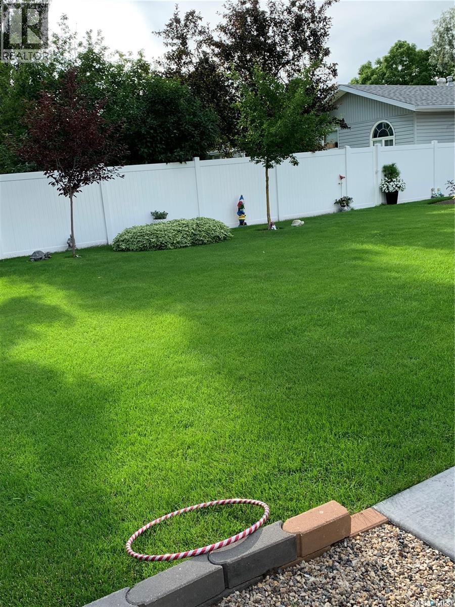 606 Staveley Crescent, Weyburn, SK - Outdoor