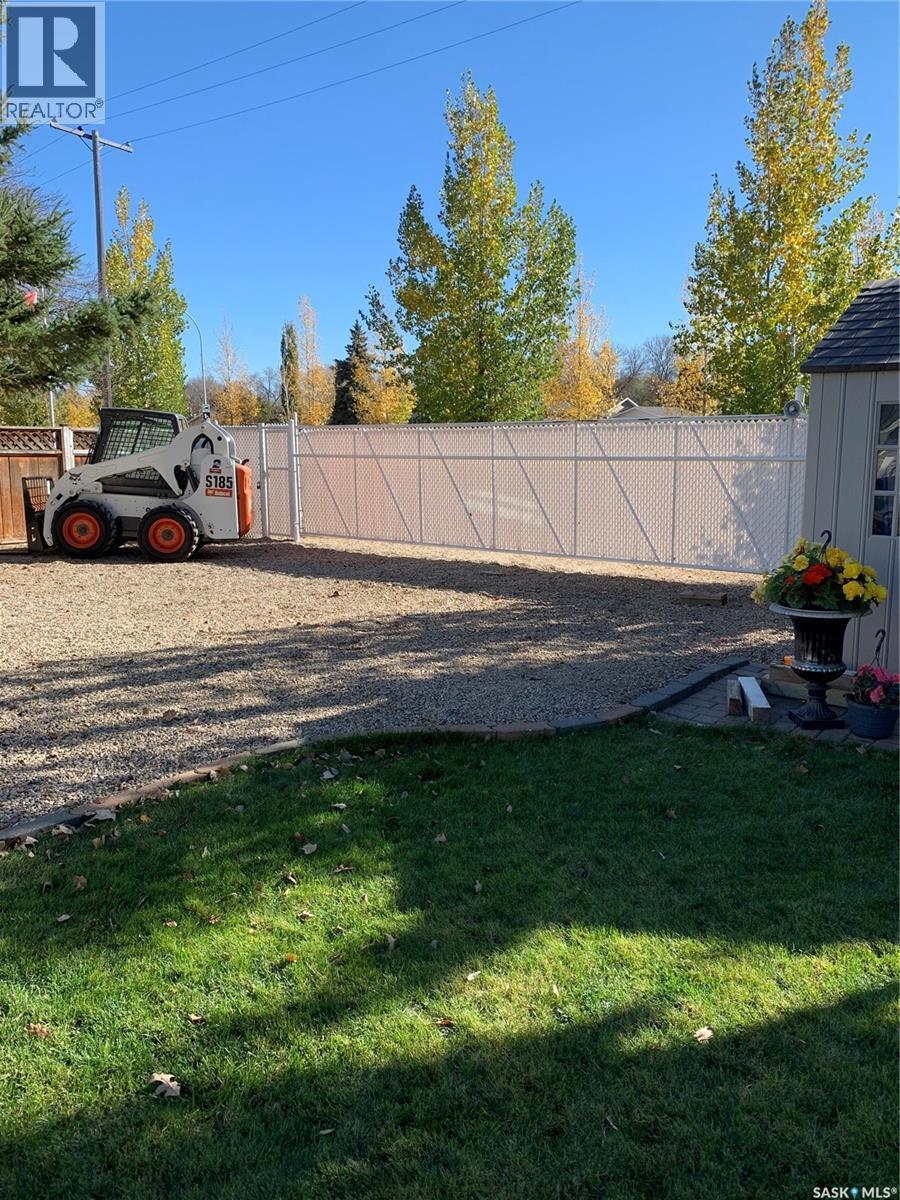 606 Staveley Crescent, Weyburn, SK - Outdoor