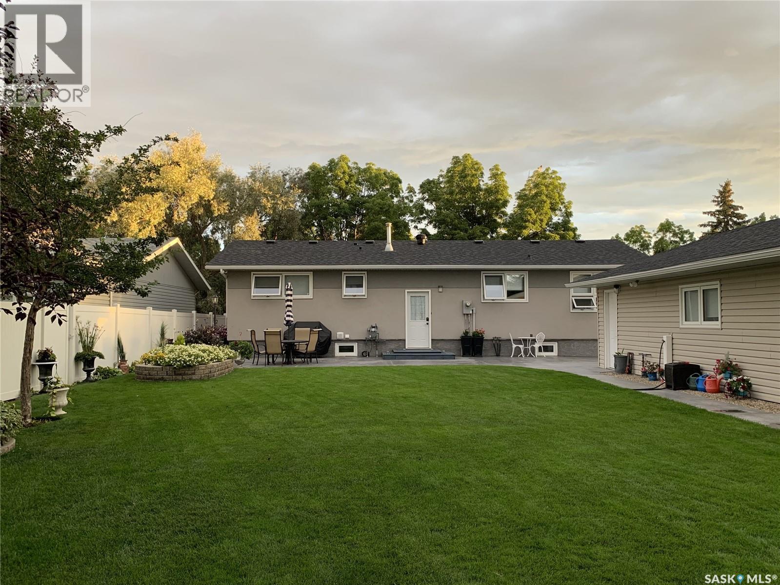 606 Staveley Crescent, Weyburn, SK - Outdoor
