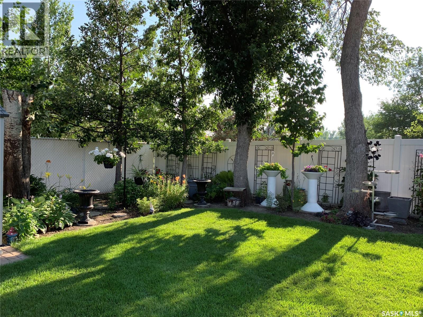 606 Staveley Crescent, Weyburn, SK - Outdoor With Backyard
