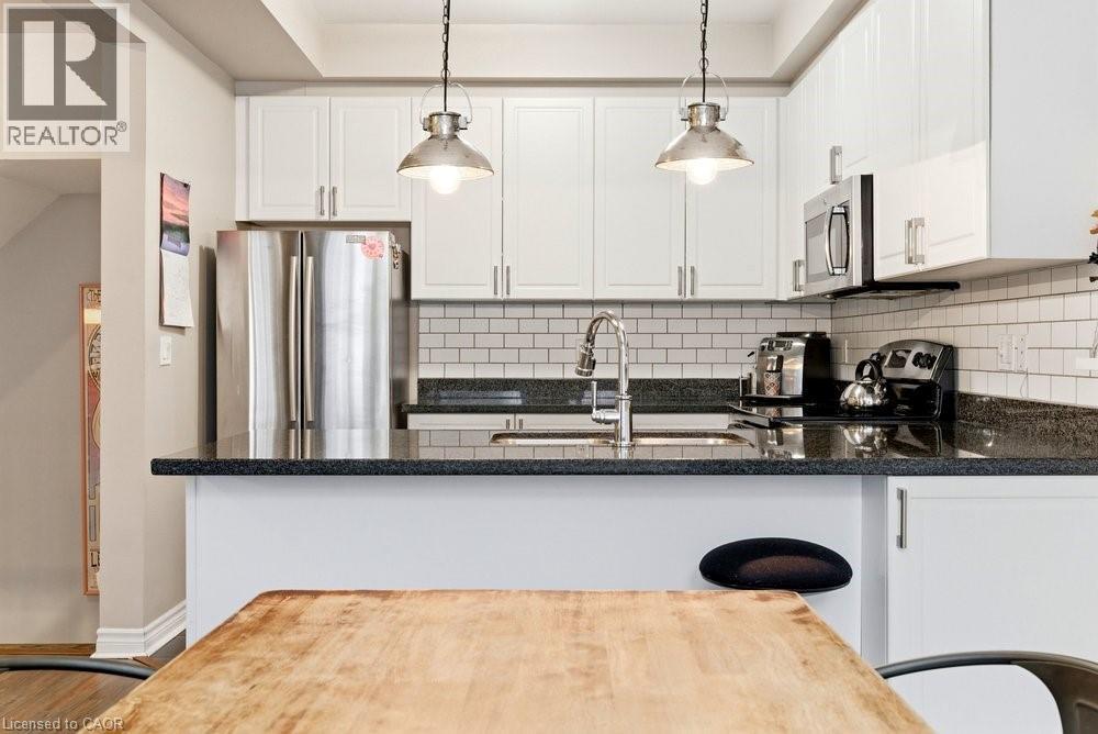 2362 Peppiatt Common, Burlington, ON - Indoor Photo Showing Kitchen With Upgraded Kitchen
