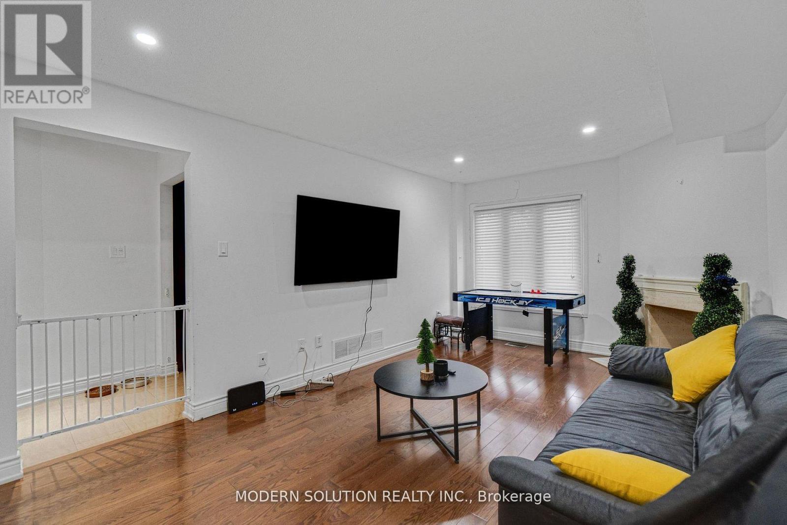 438 Ojibway Trail, Mississauga, ON - Indoor Photo Showing Living Room