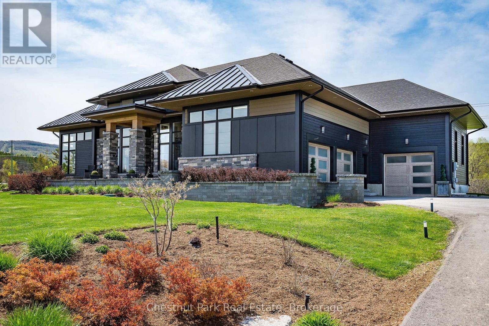 Executive bungalow on an oversized lot - 1 Windrose Valley Boulevard, Clearview, ON - Outdoor