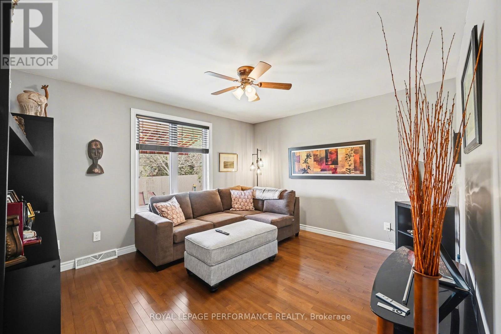 855 Kenyon Crescent, Cornwall, ON - Indoor Photo Showing Living Room