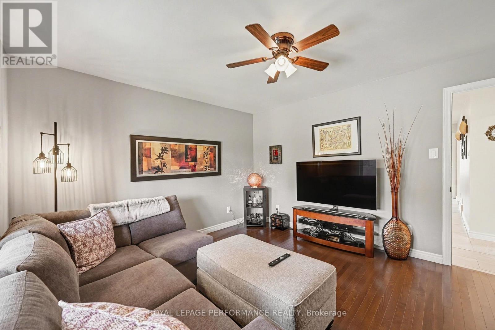 855 Kenyon Crescent, Cornwall, ON - Indoor Photo Showing Living Room