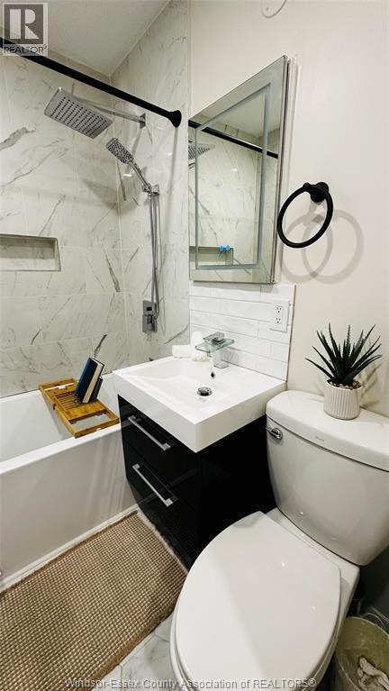 3519 Tecumseh Road West, Windsor, ON - Indoor Photo Showing Bathroom