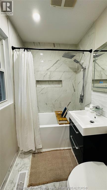 3519 Tecumseh Road West, Windsor, ON - Indoor Photo Showing Bathroom