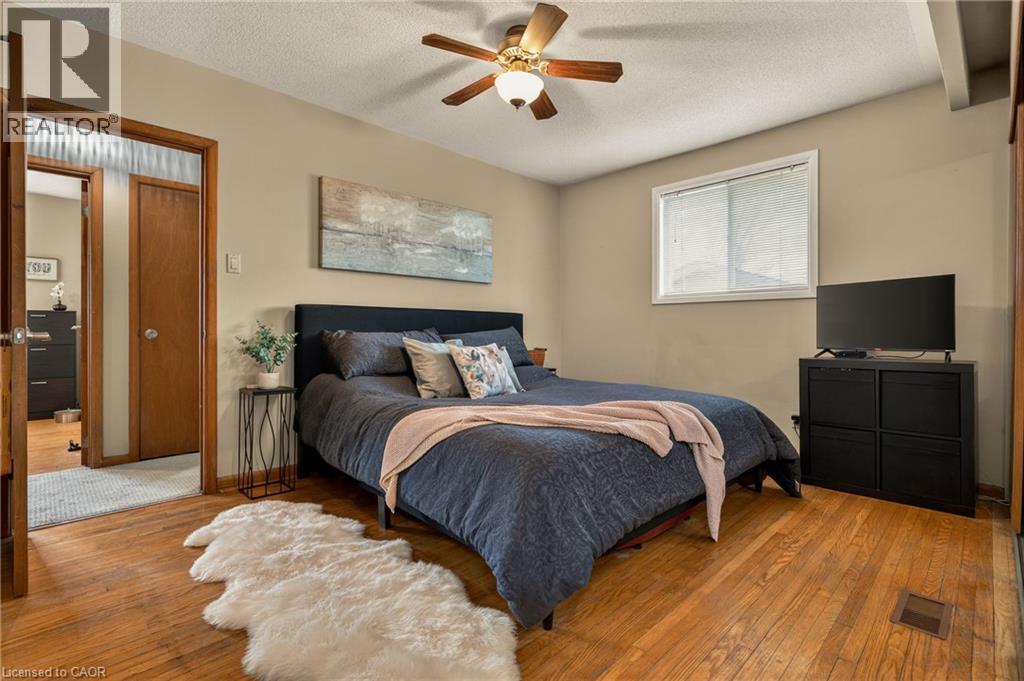 5119 Cherryhill Crescent, Burlington, ON - Indoor Photo Showing Bedroom