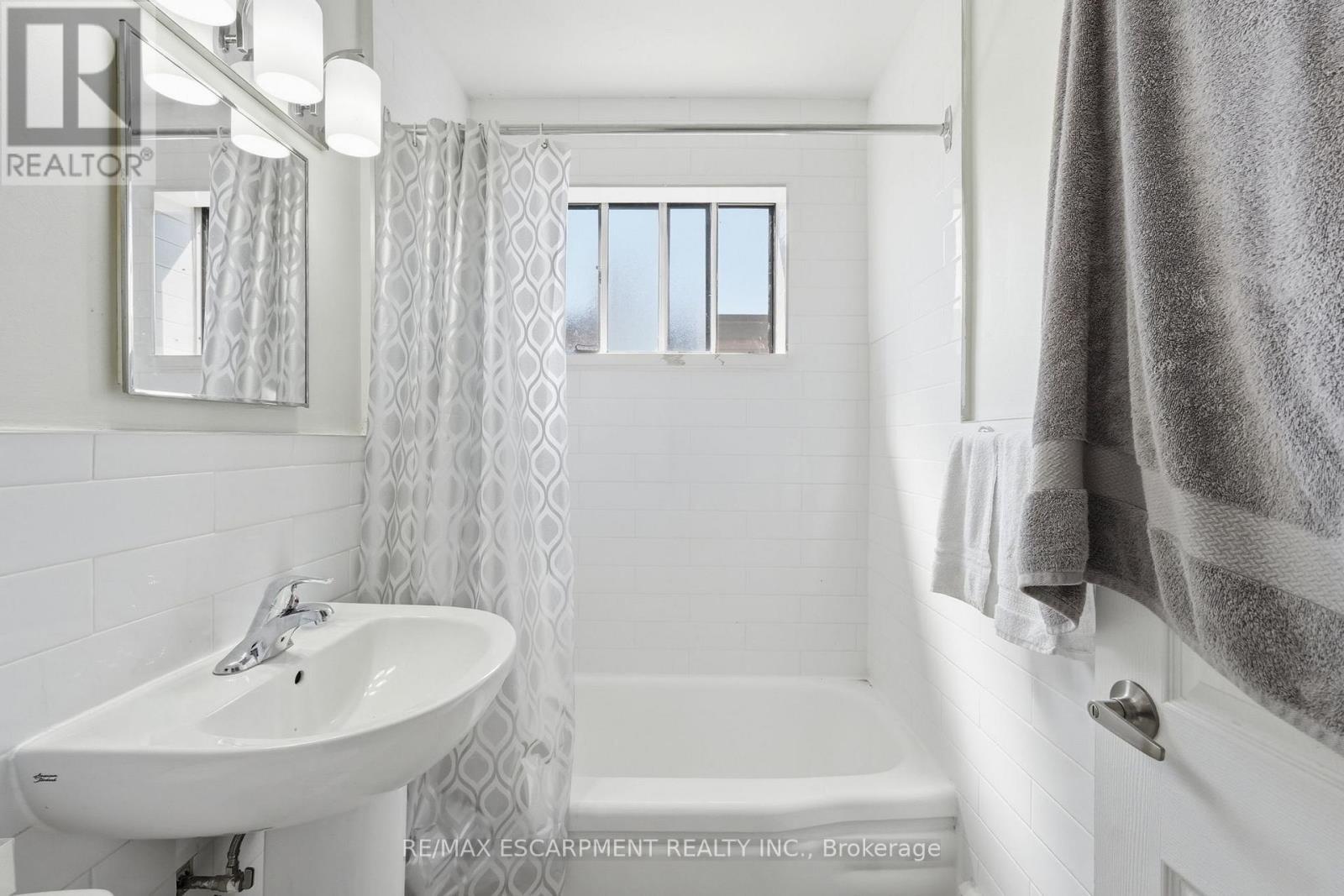 1254 Fennell Avenue E, Hamilton, ON - Indoor Photo Showing Bathroom