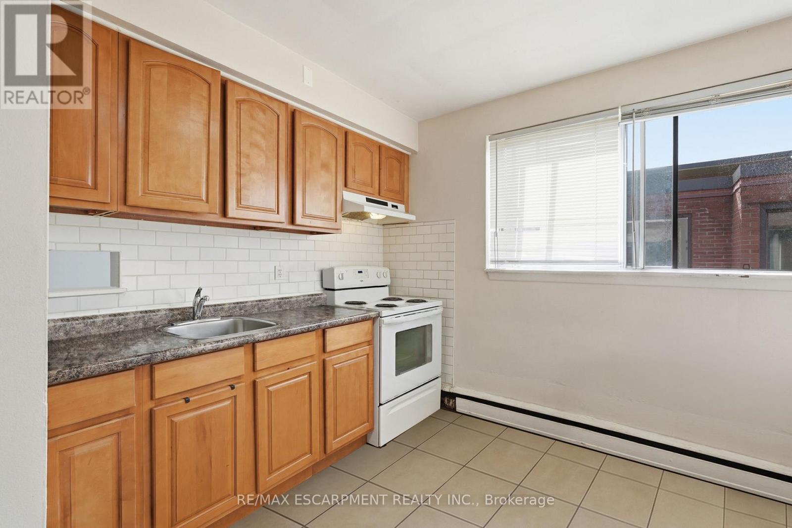 1254 Fennell Avenue E, Hamilton, ON - Indoor Photo Showing Kitchen