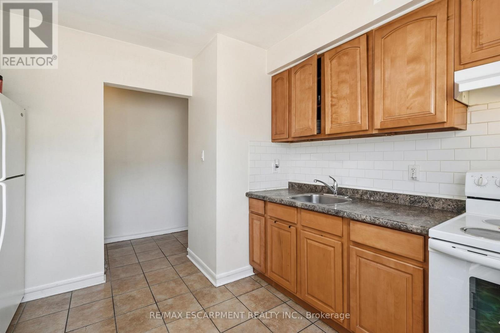 1254 Fennell Avenue E, Hamilton, ON - Indoor Photo Showing Kitchen