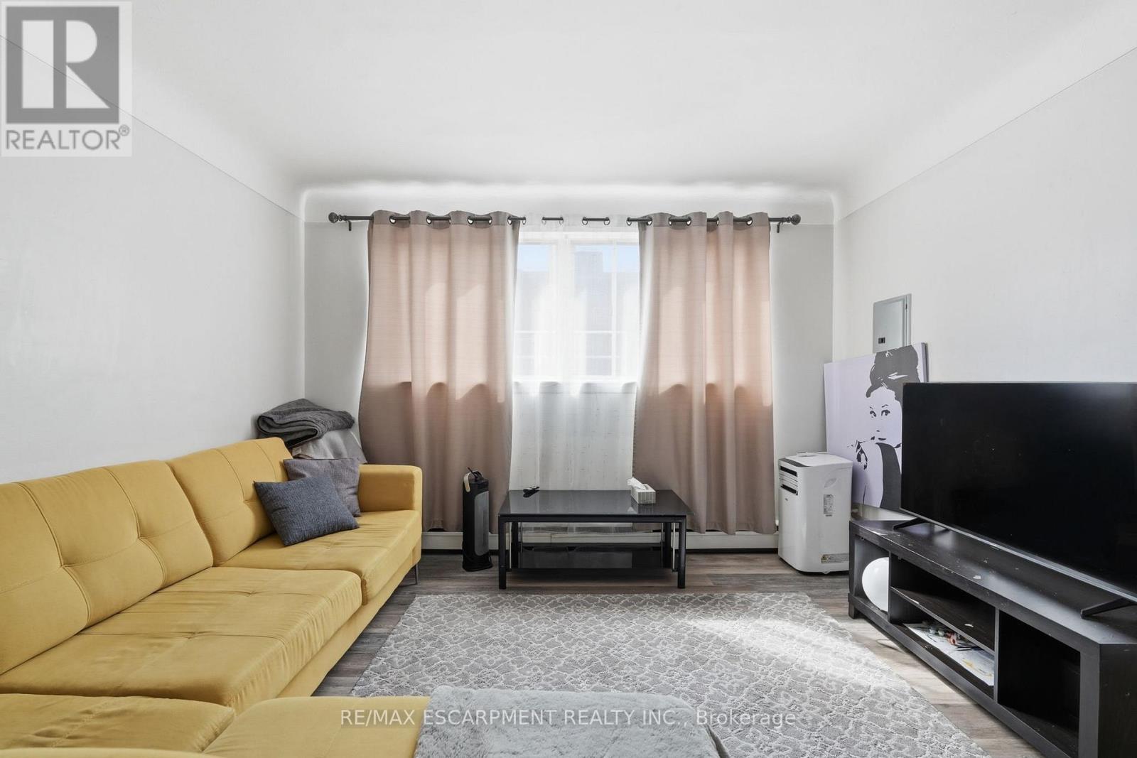 1254 Fennell Avenue E, Hamilton, ON - Indoor Photo Showing Living Room