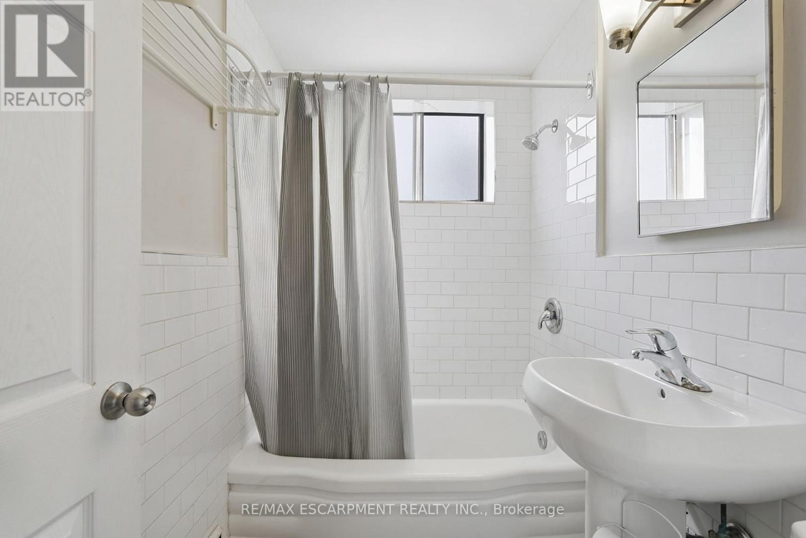 1254 Fennell Avenue E, Hamilton, ON - Indoor Photo Showing Bathroom