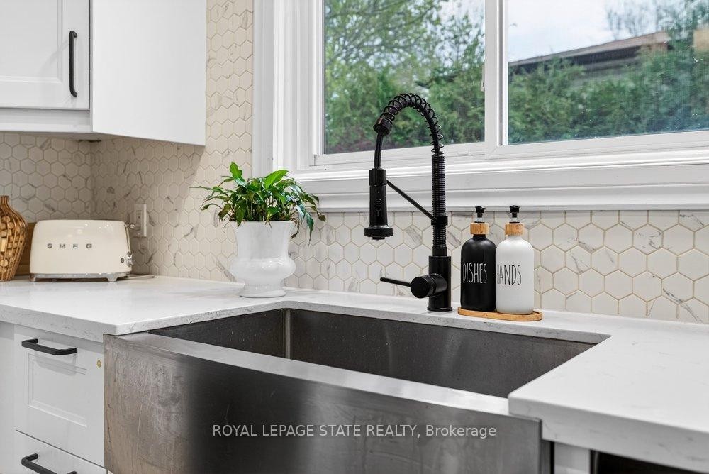 2233 Melissa Crescent, Burlington, ON