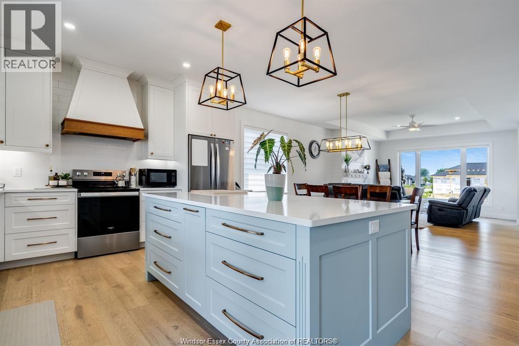 6 Heathview Trail, Leamington, ON - Indoor Photo Showing Kitchen With Upgraded Kitchen