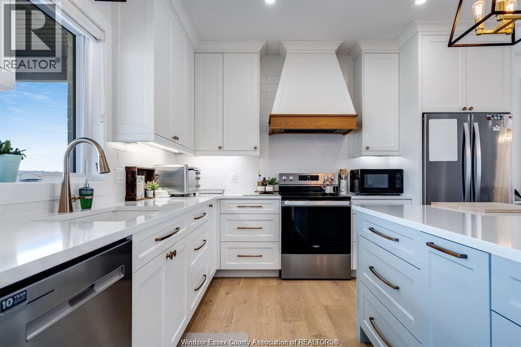 6 Heathview Trail, Leamington, ON - Indoor Photo Showing Kitchen With Upgraded Kitchen