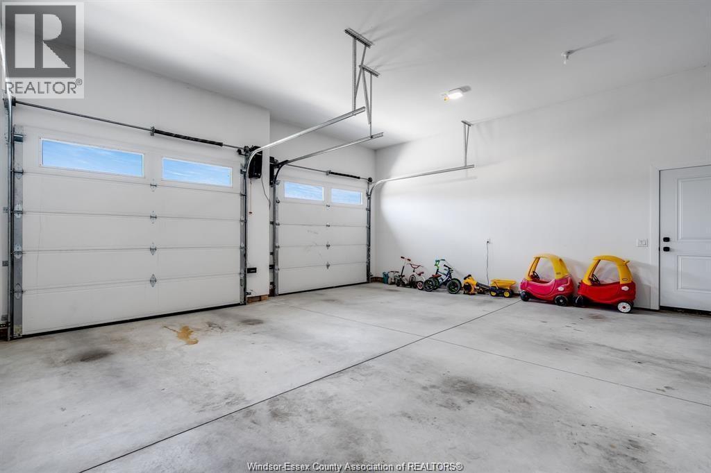 6 Heathview Trail, Leamington, ON - Indoor Photo Showing Garage