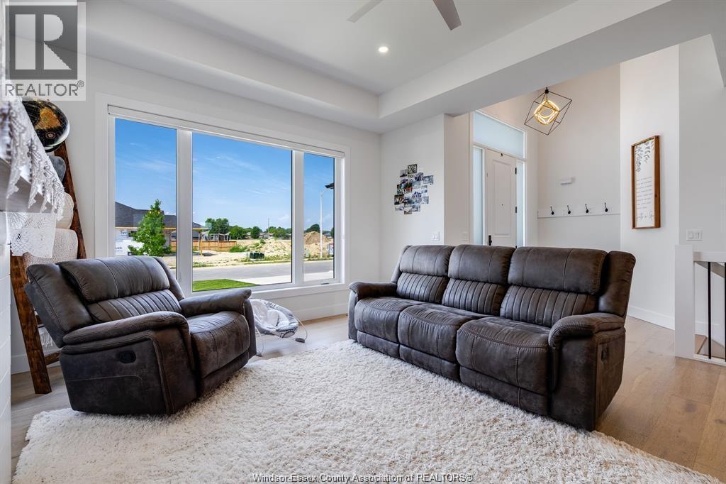 6 Heathview Trail, Leamington, ON - Indoor Photo Showing Living Room