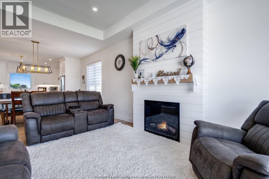 6 Heathview Trail, Leamington, ON - Indoor Photo Showing Living Room With Fireplace