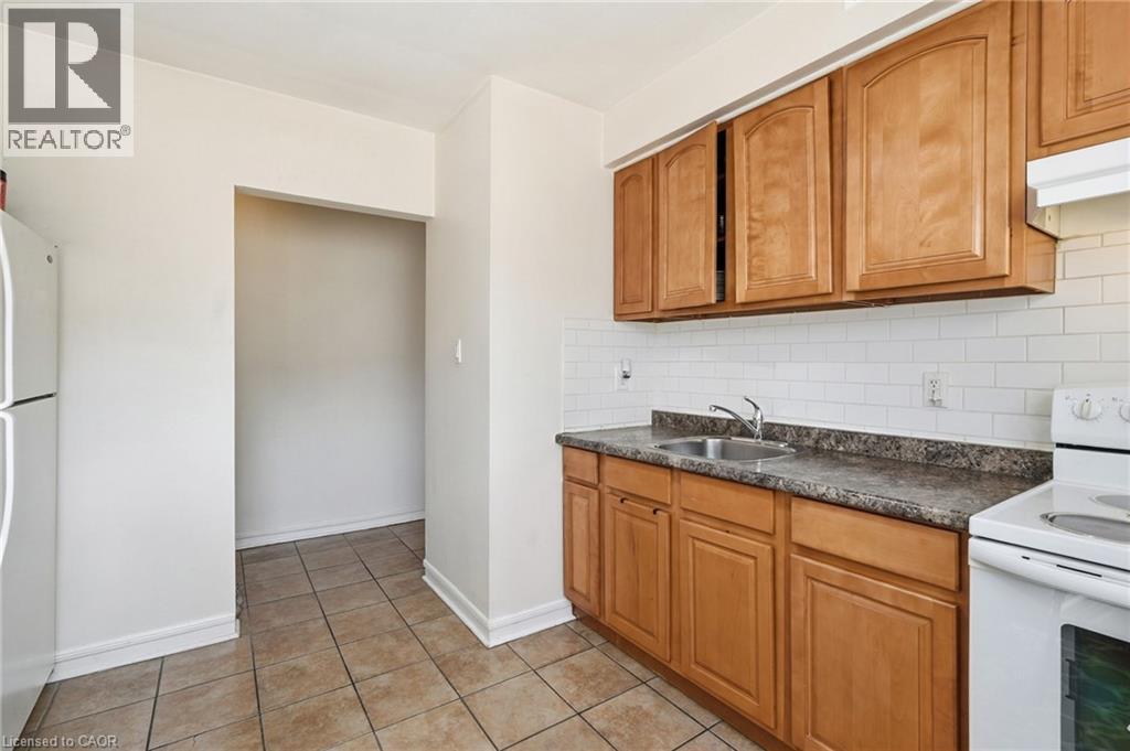1254 Fennell Avenue E, Hamilton, ON - Indoor Photo Showing Kitchen
