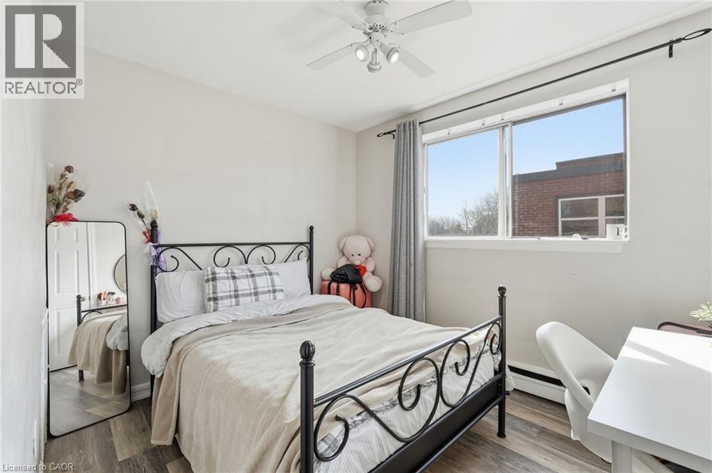 1254 Fennell Avenue E, Hamilton, ON - Indoor Photo Showing Bedroom