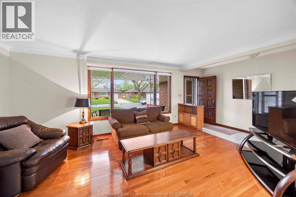 1565 Roxborough, Windsor, ON - Indoor Photo Showing Bedroom