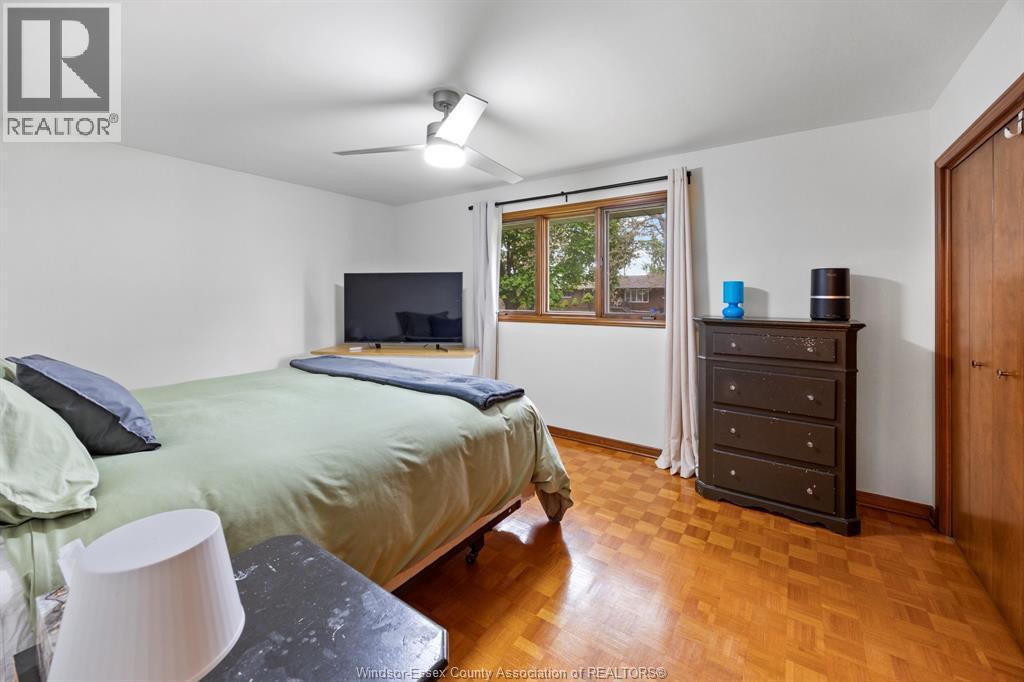 1565 Roxborough, Windsor, ON - Indoor Photo Showing Kitchen With Double Sink