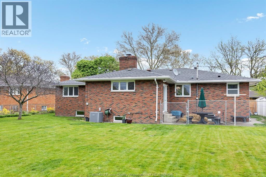 1565 Roxborough, Windsor, ON - Outdoor