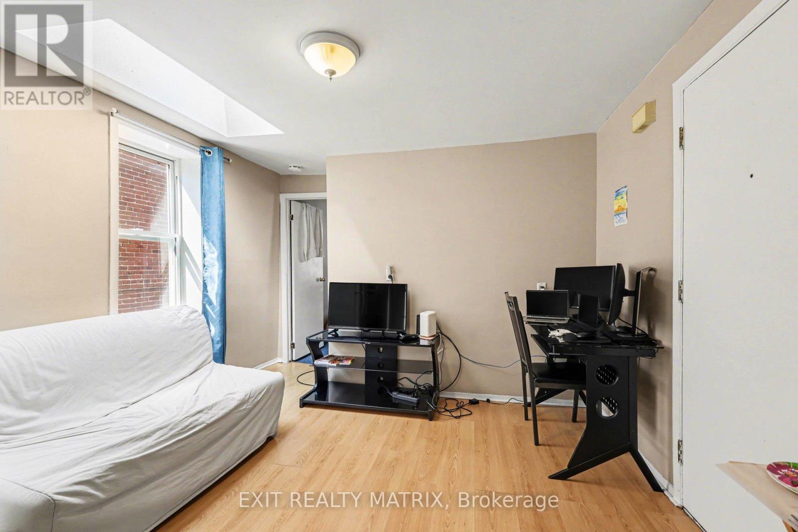 70 Bolton Street, Ottawa, ON - Indoor Photo Showing Bedroom