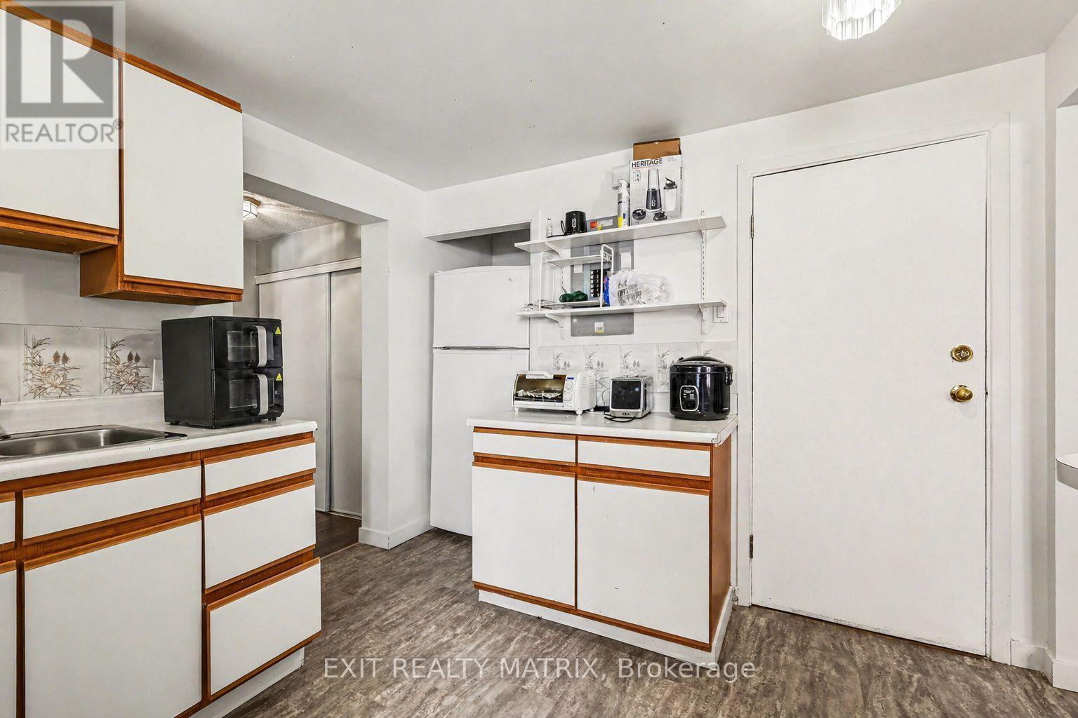 70 Bolton Street, Ottawa, ON - Indoor Photo Showing Kitchen