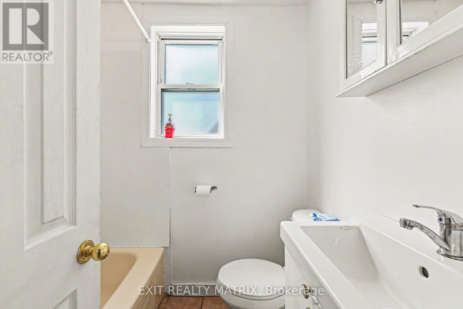 70 Bolton Street, Ottawa, ON - Indoor Photo Showing Bathroom