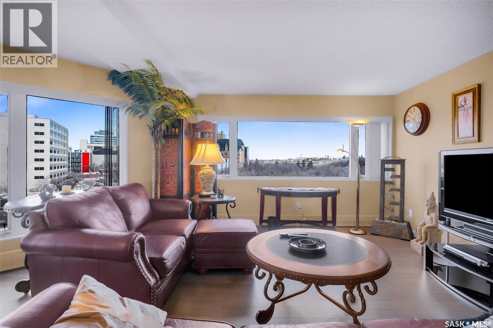 680 424 Spadina Crescent E, Saskatoon, SK - Indoor Photo Showing Living Room
