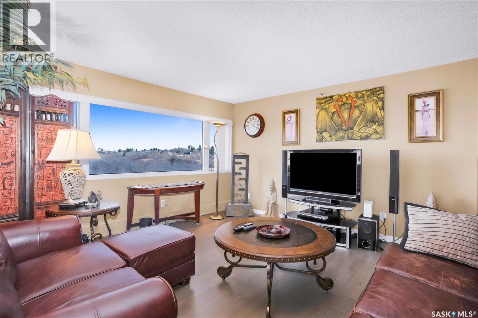 680 424 Spadina Crescent E, Saskatoon, SK - Indoor Photo Showing Living Room