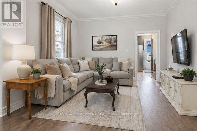 224 Balsam Avenue S, Hamilton, ON - Indoor Photo Showing Living Room