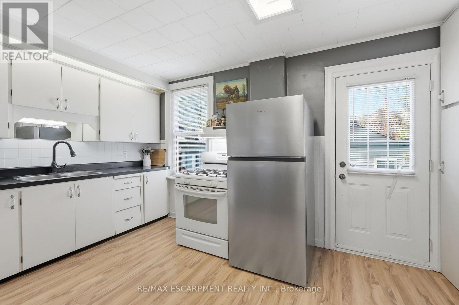 224 Balsam Avenue S, Hamilton, ON - Indoor Photo Showing Kitchen With Double Sink