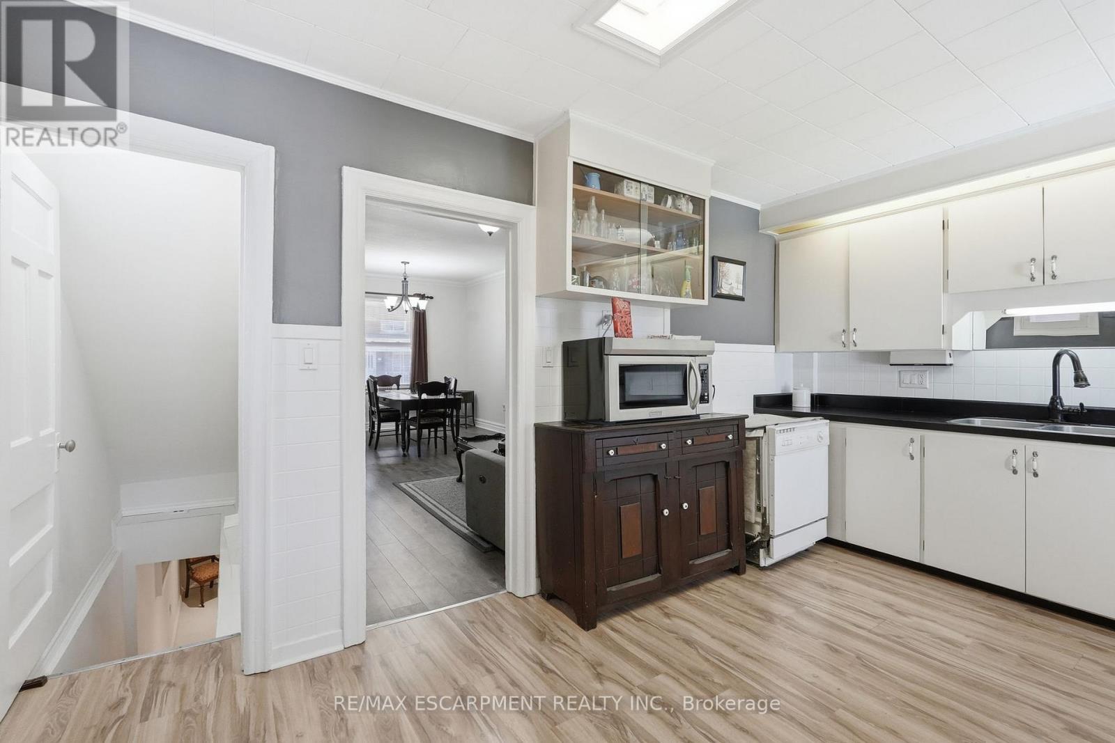 224 Balsam Avenue S, Hamilton, ON - Indoor Photo Showing Kitchen