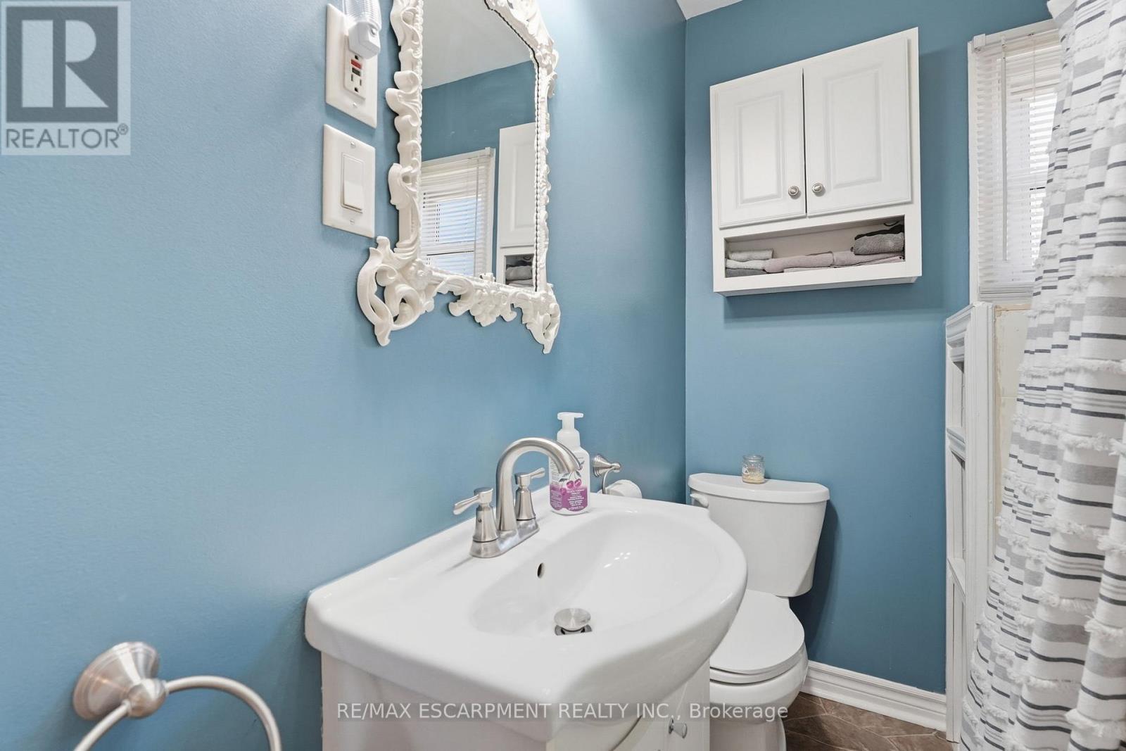 224 Balsam Avenue S, Hamilton, ON - Indoor Photo Showing Bathroom