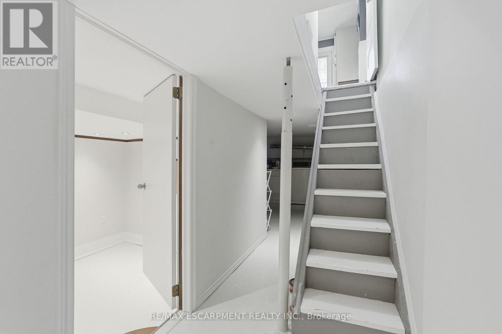 224 Balsam Avenue S, Hamilton, ON - Indoor Photo Showing Other Room