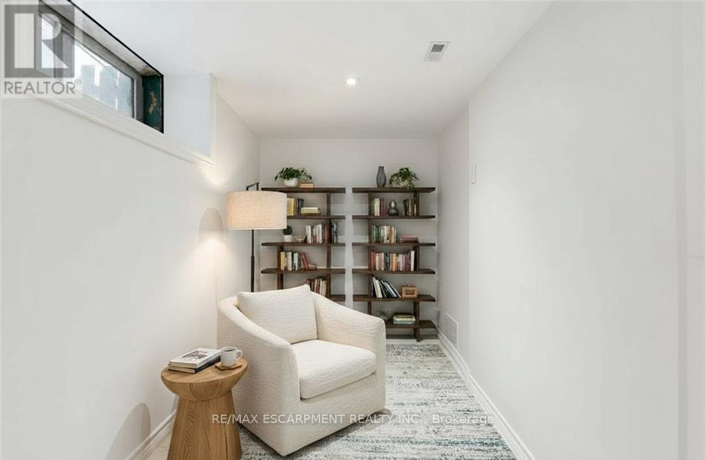 224 Balsam Avenue S, Hamilton, ON - Indoor Photo Showing Other Room