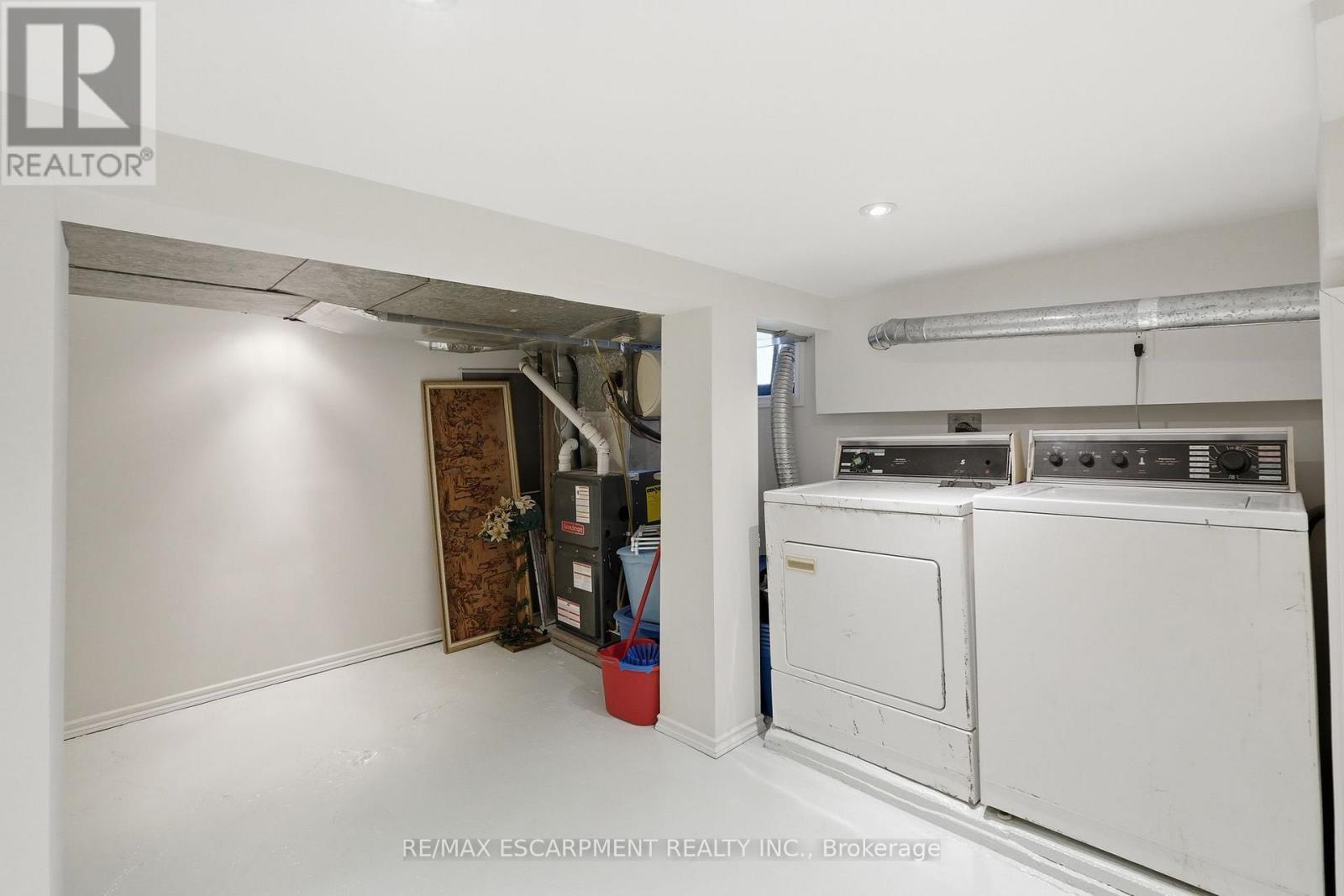 224 Balsam Avenue S, Hamilton, ON - Indoor Photo Showing Laundry Room