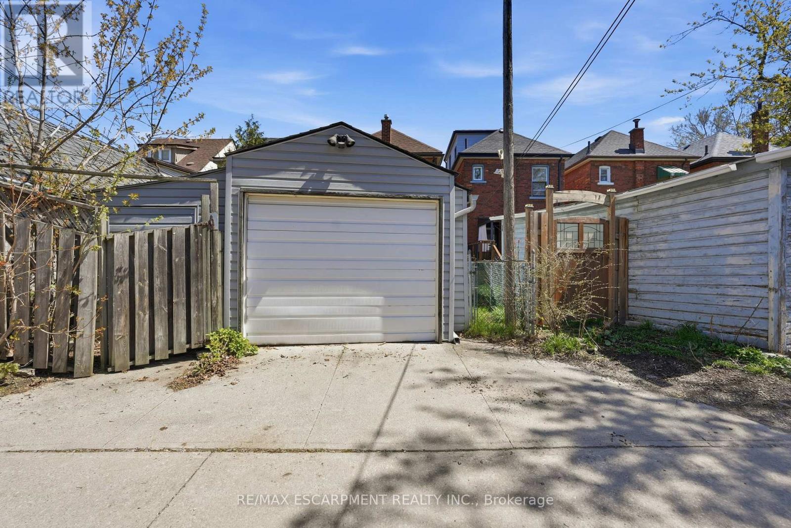 224 Balsam Avenue S, Hamilton, ON - Outdoor