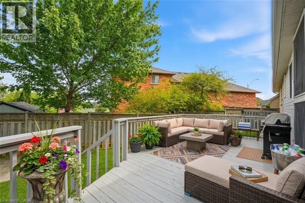 VS PHOTO - 2 Amore Boulevard, Hamilton, ON - Outdoor With Deck Patio Veranda With Exterior