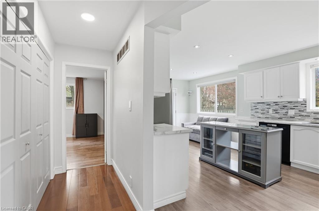 2 Amore Boulevard, Hamilton, ON - Indoor Photo Showing Kitchen