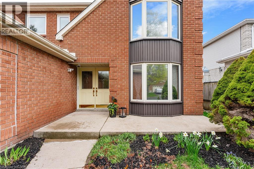 40 Old Maple Lane, Kitchener, ON - Outdoor With Exterior