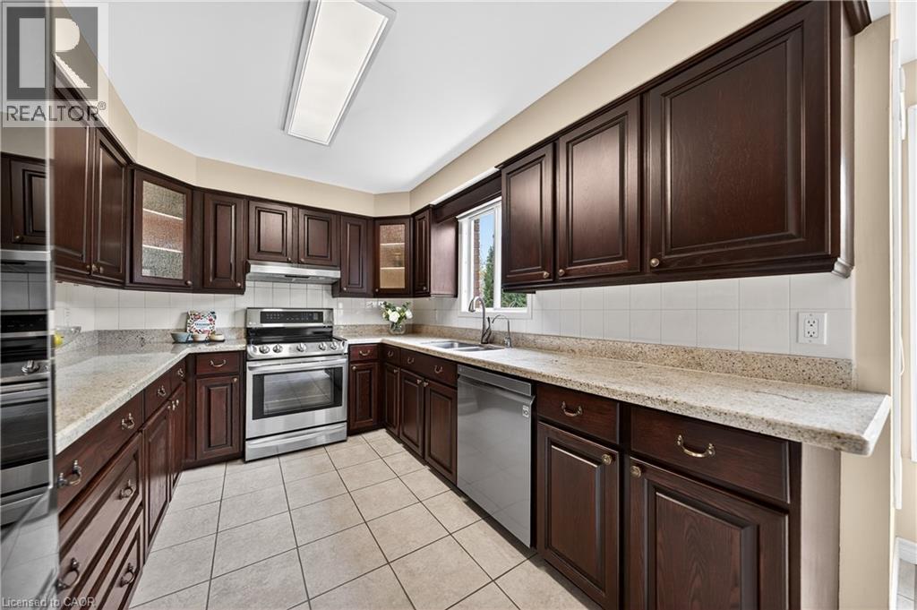 40 Old Maple Lane, Kitchener, ON - Indoor Photo Showing Kitchen